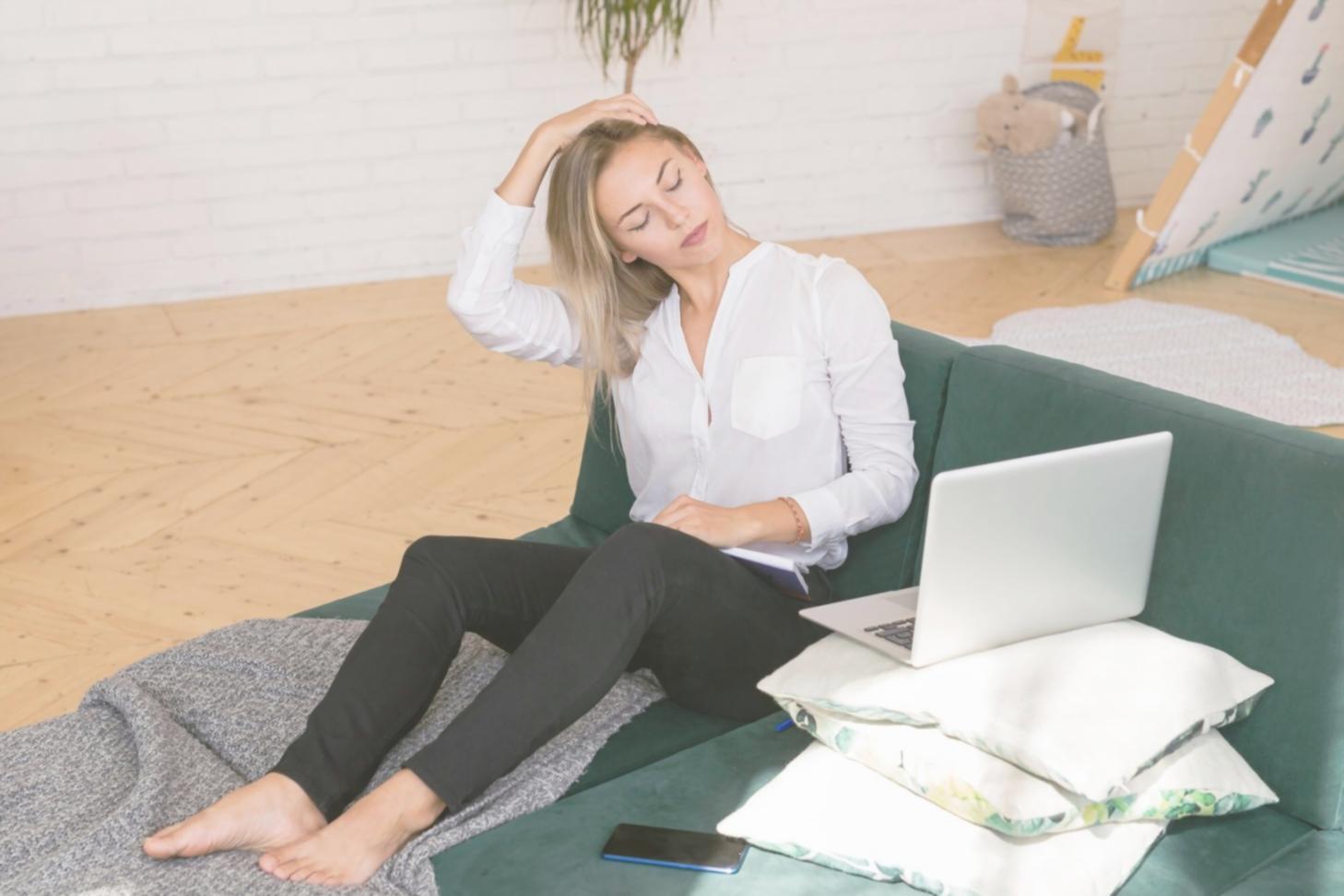 Equipo de peloriventa trabajando en consultoría financiera empresarial