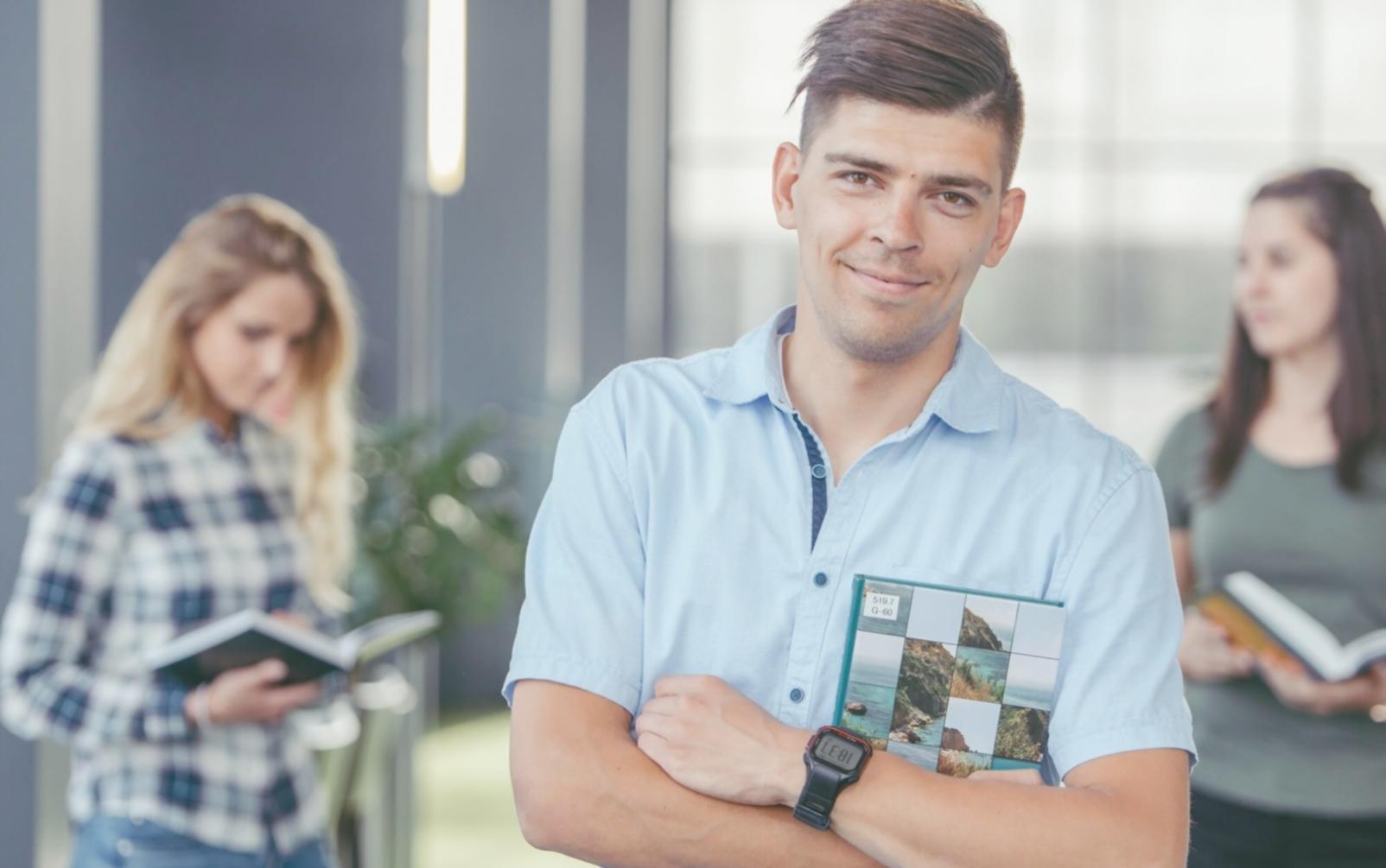 Ejemplo visual de análisis financiero y trabajo colaborativo en formación empresarial